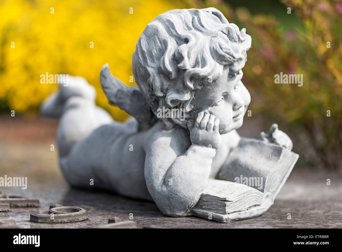 Figura di angelo, lapidi del cimitero, Terra Santa, Wilhelmshaven, Bassa Sassonia, Germania, Foto Stock
