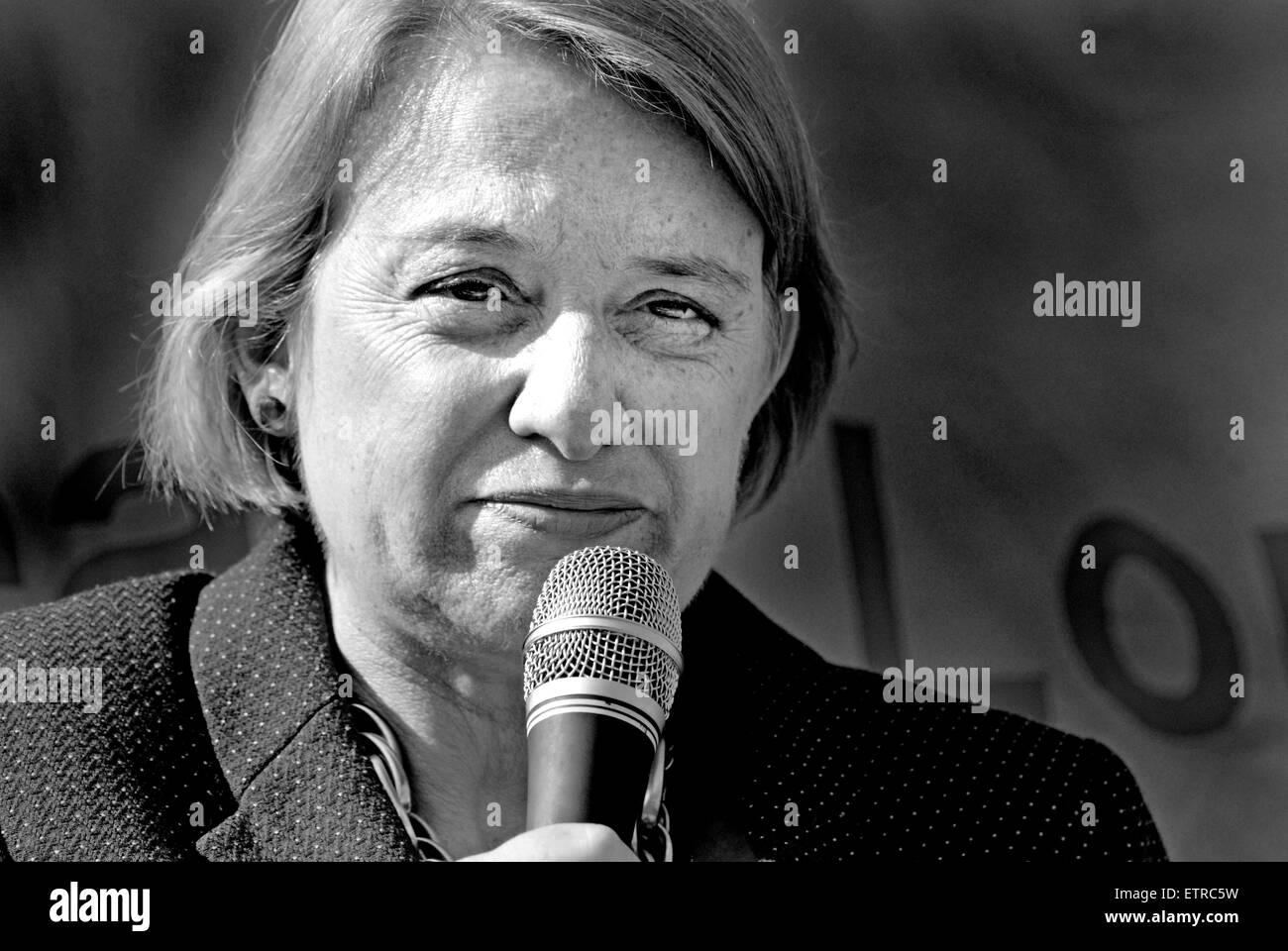 Natalie Bennett (leader, il Partito dei Verdi di Inghilterra e Galles) parlando a Londra la protesta contro i tagli in aiuto legale, 2014 Foto Stock