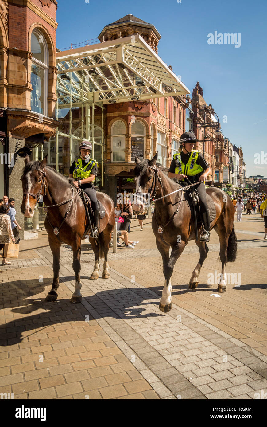 Due ufficiali di polizia montati nel centro di Leeds, Regno Unito. Foto Stock