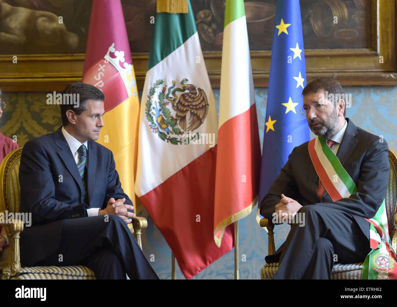 (150615) -- Roma, 15 giugno 2015 (Xinhua) -- Immagine fornita dal Messico della Presidenza mostra il presidente messicano Enrique Peña Nieto (L) incontro con il sindaco di Roma di Ignazio Marino in Campidoglio ufficio in Italia a Roma il 15 giugno 2015. (Xinhua/Messico della presidenza) (JP) Foto Stock