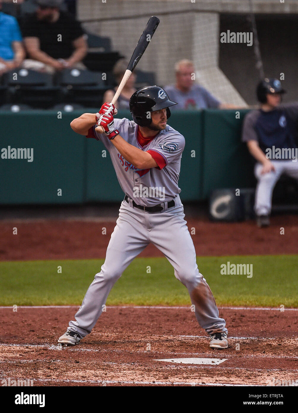 Giugno 12, 2015:Siracusa capi secondo baseman taglierina Dykstra (4) prepara se stesso per il passo durante una stagione regolare il gioco tra il Columbus Clippers e il Syracuse Chiefs a Huntington Park in Columbus, Ohio. Brent Clark/CSM Foto Stock