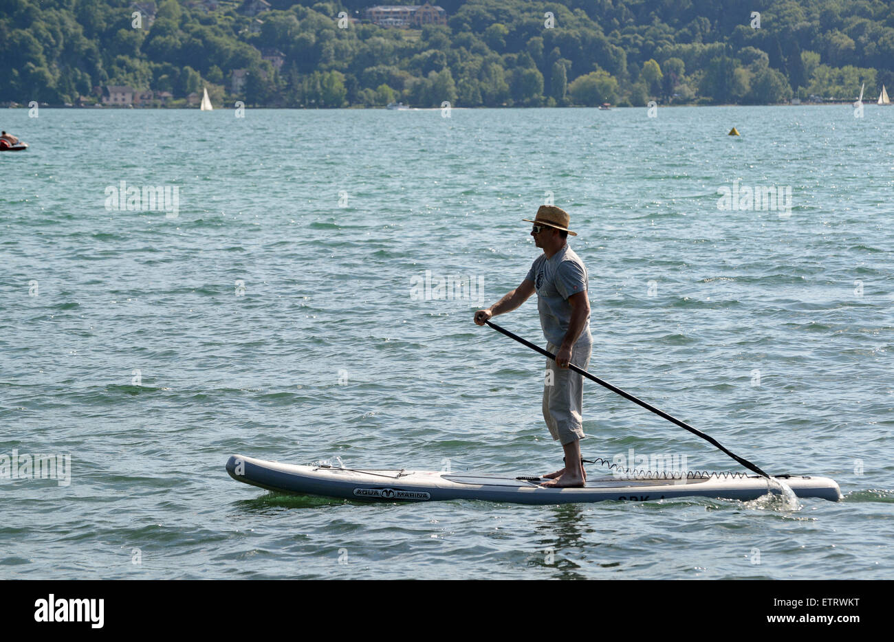 Stand Up Paddle surf o paletta permanente imbarco sul lago di Annecy in Francia Foto Stock