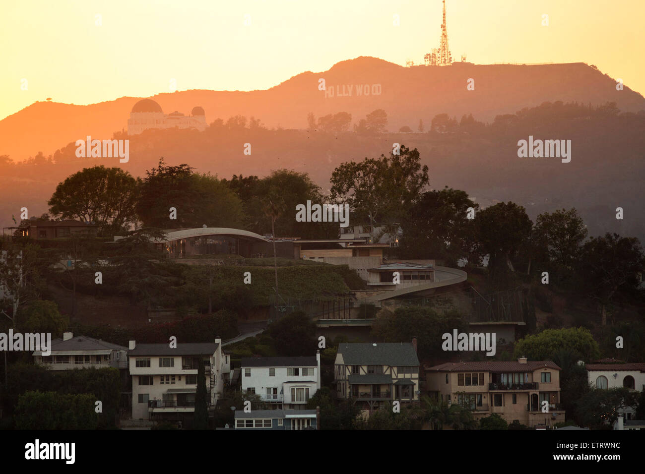 2 luglio 2014 - Los Angeles, California, Stati Uniti - Case in Lago di argento sono raffigurati con il segno di Hollywood e il Parco Osservatorio Griffith in distanza. Silver Lake è un quartiere nella zona centrale di Los Angeles, California, costruito intorno ad un serbatoio di città che dà il distretto il suo nome. (Credito Immagine: © Jonathan Alcorn/ZUMA filo) Foto Stock