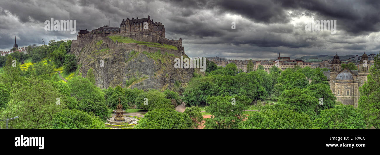 Panorama del castello di Edimburgo, sulla Montagnola, Scotland, Regno Unito Foto Stock