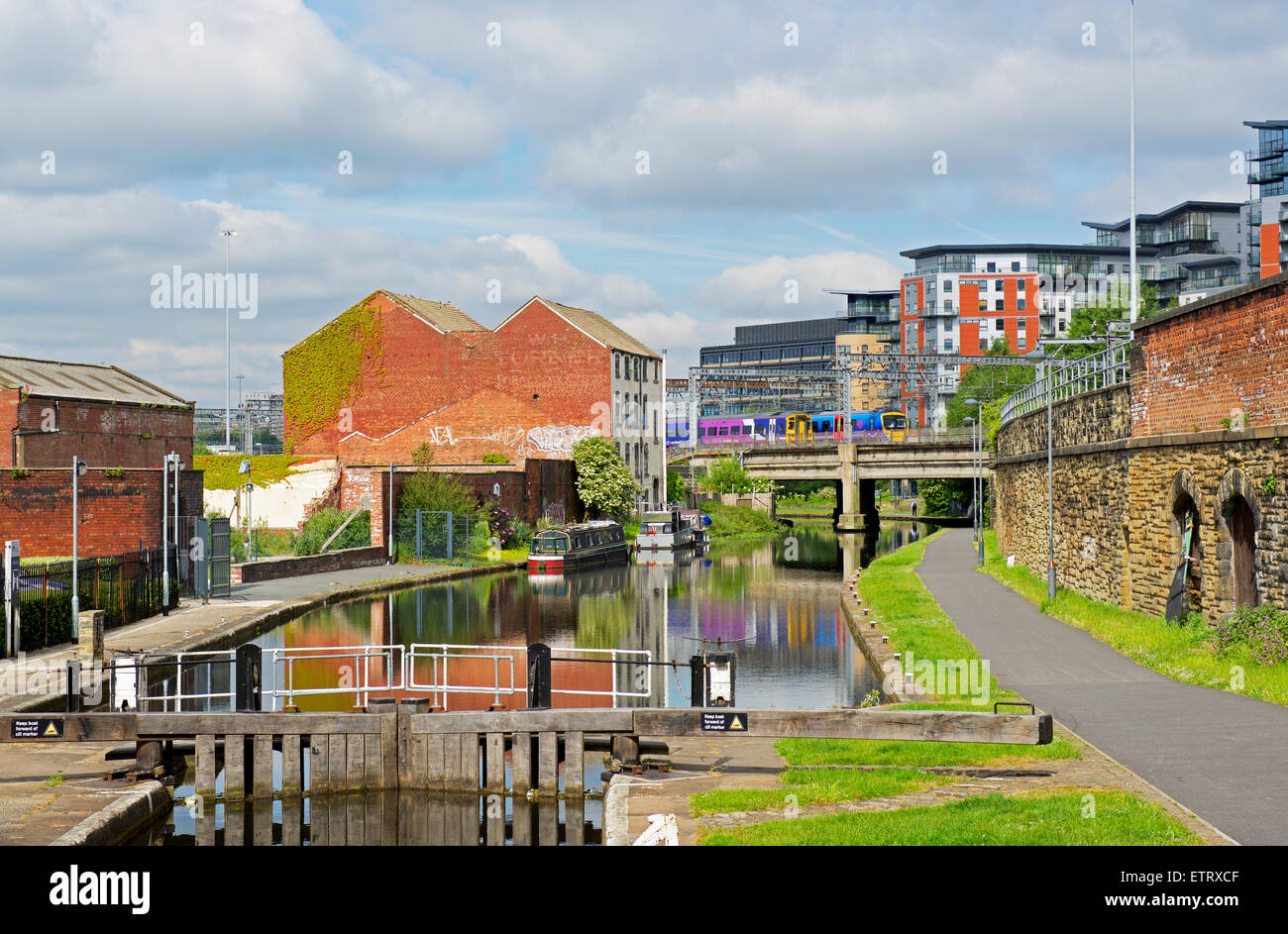 Il canale Leeds-Liverpool nel centro di Leeds, West Yorkshire, Inghilterra, Regno Unito Foto Stock