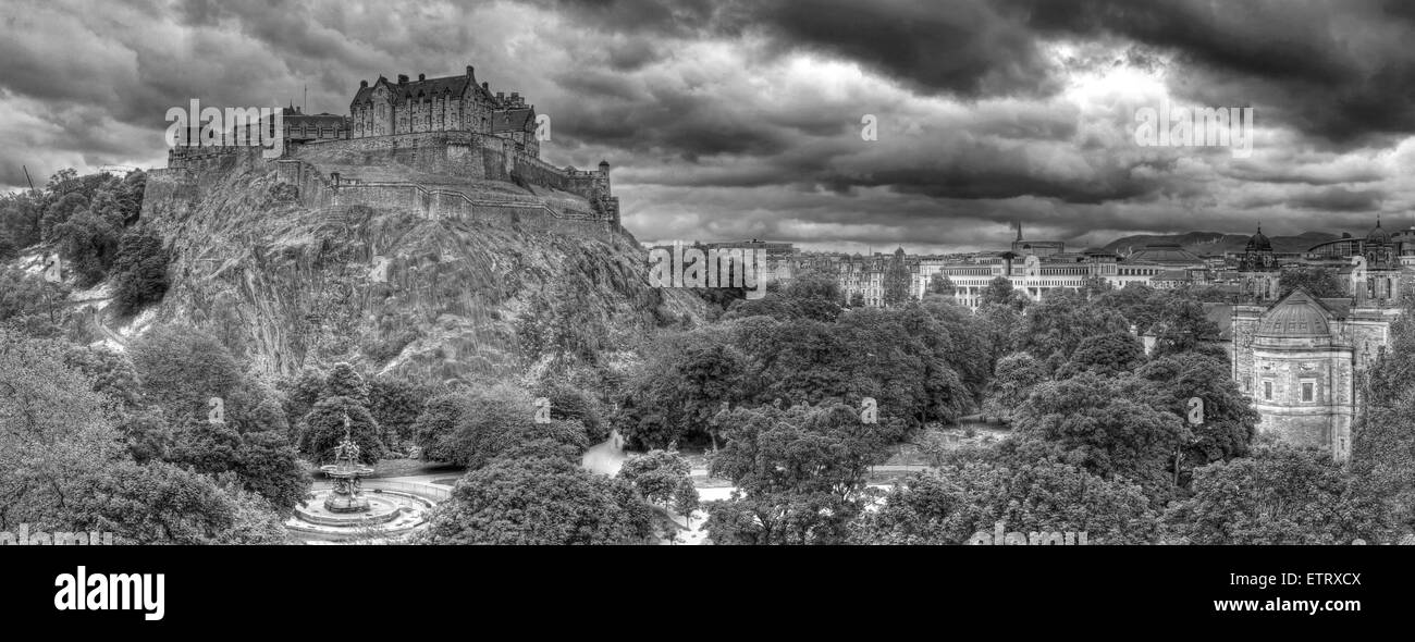 B/W Panorama del castello di Edimburgo, sulla Montagnola, Scotland, Regno Unito Foto Stock