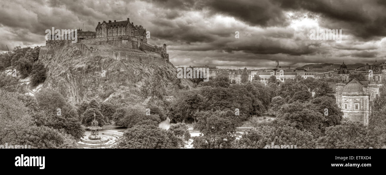 Panorama della fortezza del Castello di Edimburgo, sul tumulo, Scozia, Lothians, Regno Unito, Vista dall'altra parte dei Princes St Gardens, Castle Street Foto Stock