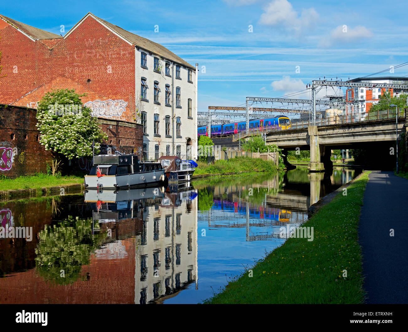 Il canale Leeds-Liverpool nel centro di Leeds, West Yorkshire, Inghilterra, Regno Unito Foto Stock