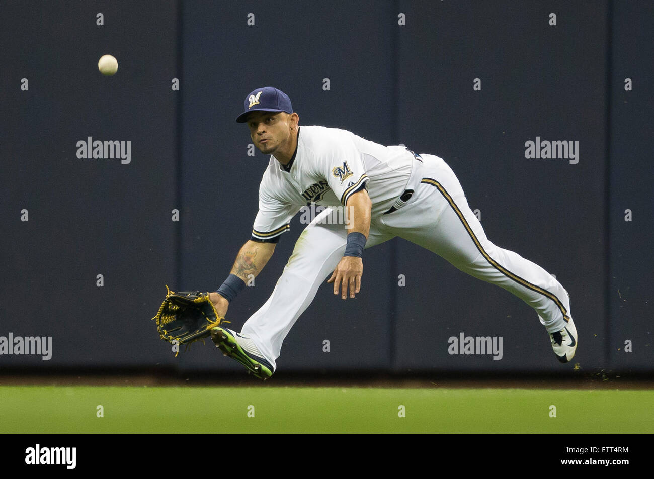 Milwaukee, Wisconsin, Stati Uniti d'America. Il 15 giugno, 2015. Milwaukee Brewers center fielder Gerardo Parra #28 immersioni per un fly palla durante il Major League Baseball gioco tra il Milwaukee Brewers e il Kansas City Royals a Miller Park di Milwaukee, WI. John Fisher/CSM/Alamy Live News Foto Stock