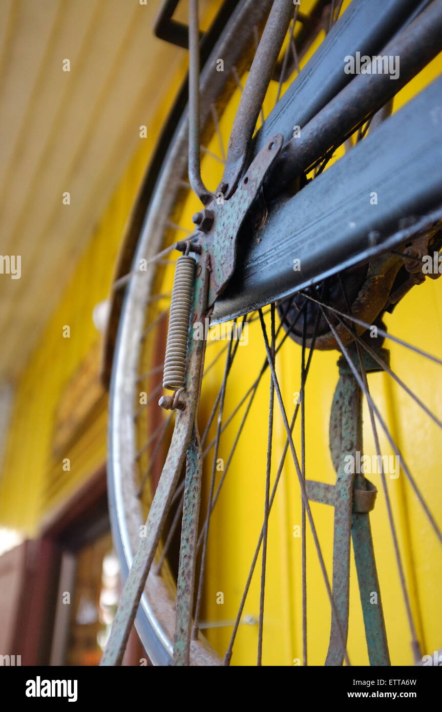 Dettaglio del vecchio vintage e antiquariato bicicletta ruota Foto Stock