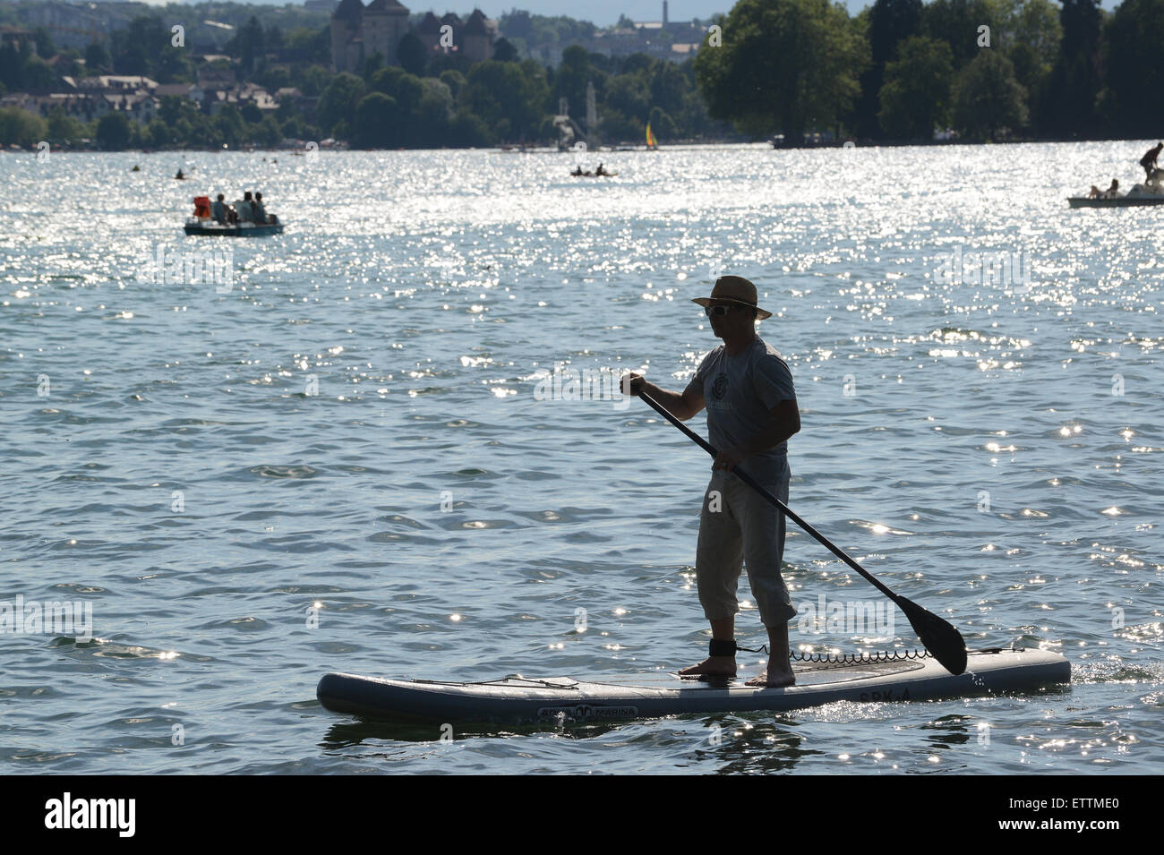 Stand Up Paddle surf o paletta permanente imbarco sul lago di Annecy in Francia Foto Stock