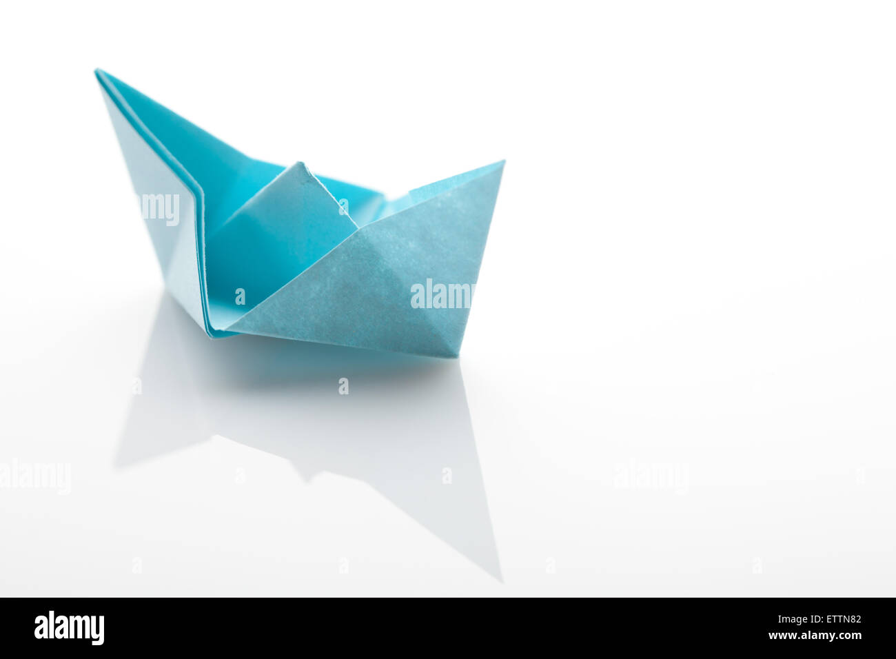 Carta Origami nave su sfondo bianco Foto Stock