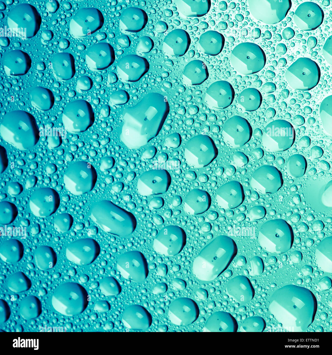 Gocce di acqua su sfondo blu Foto Stock