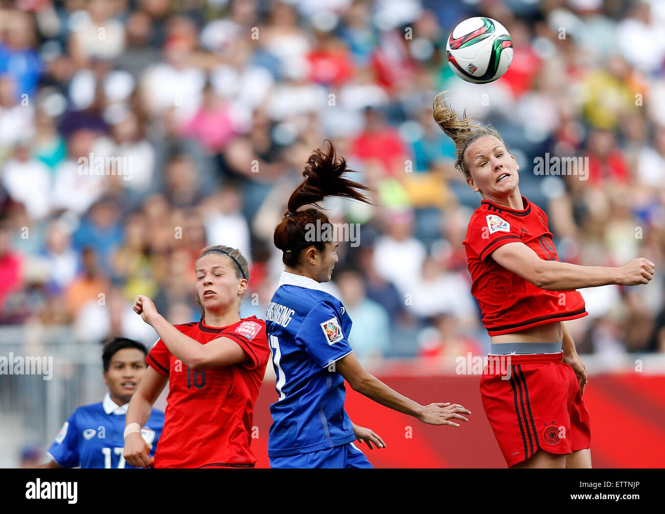 (150615) -- WINNIPEG, Giugno 15, 2015(Xinhua) -- Melanie Leupolz(1R) di Germania capi la sfera durante il Gruppo B match tra la Germania e la Tailandia a Winnipeg Stadium di Winnipeg, Canada il 15 giugno 2015. La Germania ha vinto 4-0. (Xinhua/Wang Lili) Foto Stock