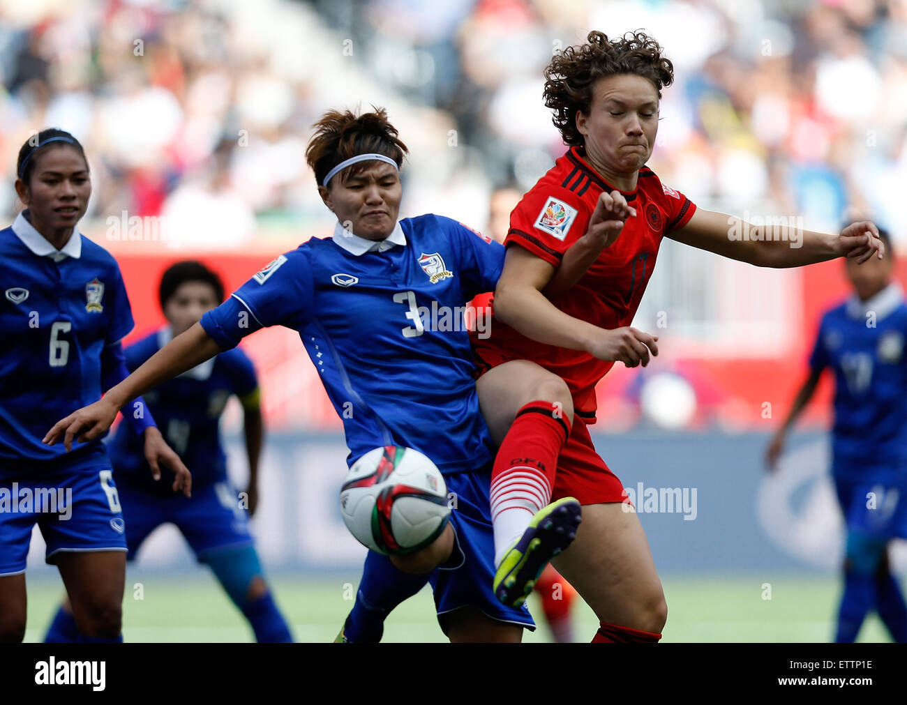 Winnipeg, Canada. Il 15 giugno, 2015. Giuseppina Henning (R) della Repubblica federale di Germania il sistema VIES con Natthakarn Chinwong della Thailandia durante il loro gruppo B corrisponde al 2015 FIFA Coppa del mondo femminile in Winnipeg, Canada, 15 giugno 2015. La Germania ha vinto 4-0. Credito: Wang Lili/Xinhua/Alamy Live News Foto Stock
