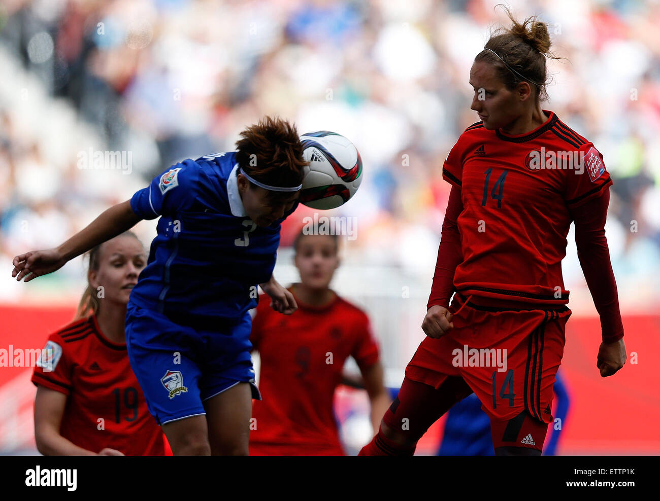 Winnipeg, Canada. Il 15 giugno, 2015. Babett Peter (R) della Repubblica federale di Germania il sistema VIES con Natthakarn Chinwong della Thailandia durante il loro gruppo B corrisponde al 2015 FIFA Coppa del mondo femminile in Winnipeg, Canada, 15 giugno 2015. La Germania ha vinto 4-0. Credito: Wang Lili/Xinhua/Alamy Live News Foto Stock