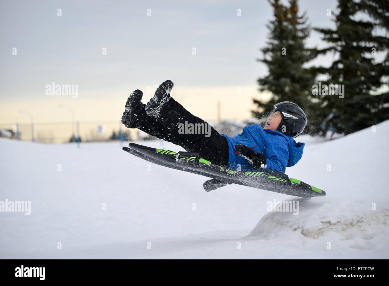 Divertimento invernale - Bambino slittino/Slittino veloce sulla rampa di neve Foto Stock