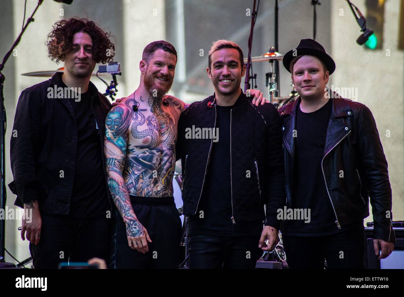 Joe Trohman e Andy Hurley, Pete Wentz, Patrick Stump sul palco per la NBC Today Show Concerto con Fall Out Boy, Rockefeller Plaza di New York, NY Giugno 12, 2015. Foto di: Steven Ferdman/Everett Collection Foto Stock