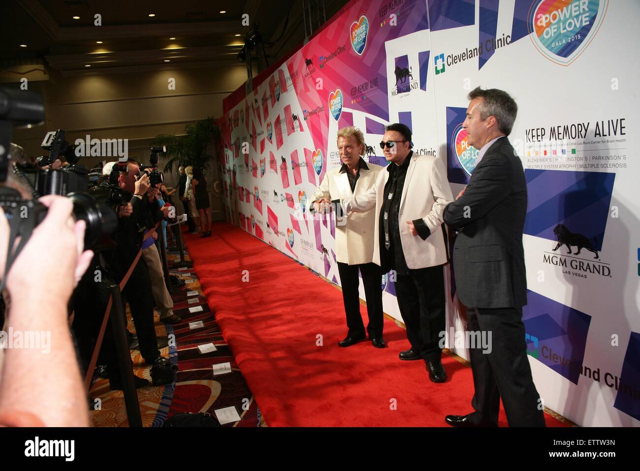 Siegfried Fischbacher, Roy Horn presso gli arrivi per mantenere viva la memoria del XIX annuale di potenza di amore Gala, MGM Grand Garden Arena di Las Vegas, NV il 13 giugno 2015. Foto di: James Atoa/Everett Collection Foto Stock