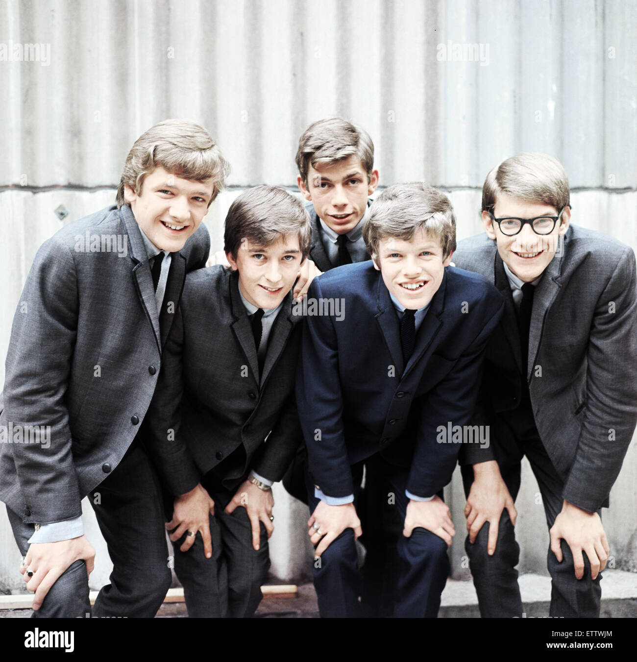 Manchester gruppo pop Hermans eremiti da sinistra a destra: Karl verde, Keith Hopwood, Barry Whitwam, cantante Peter Noone in blu scuro suit e Derek 'Lek' Leckenby pongono al Alpha Studios in Birmingham prima di registrare lo show televisivo "ringraziare il vostro fortunato stelle". Il 1° settembre 1964. Foto Stock