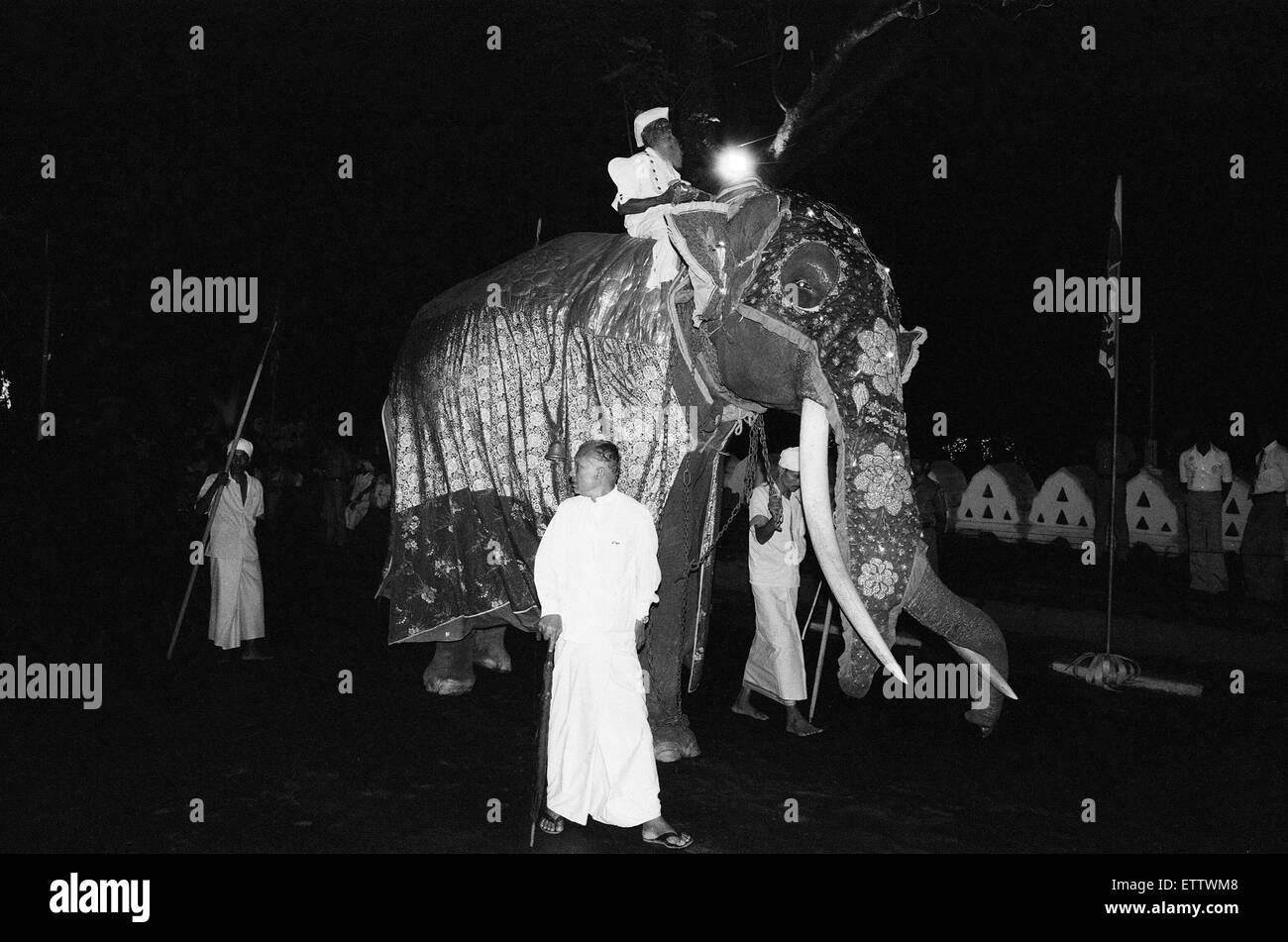 La Queens Royal visita nello Sri Lanka 21st-25th October 1981. Sua Maestà la Regina Elisabetta II ha visitato lo Sri Lanka due volte poiché prima dell'indipendenza nel 1953 e poi nel 1981. La regina della seconda visita è stato quello di partecipare alle celebrazioni per i 50 anni di adul universale Foto Stock