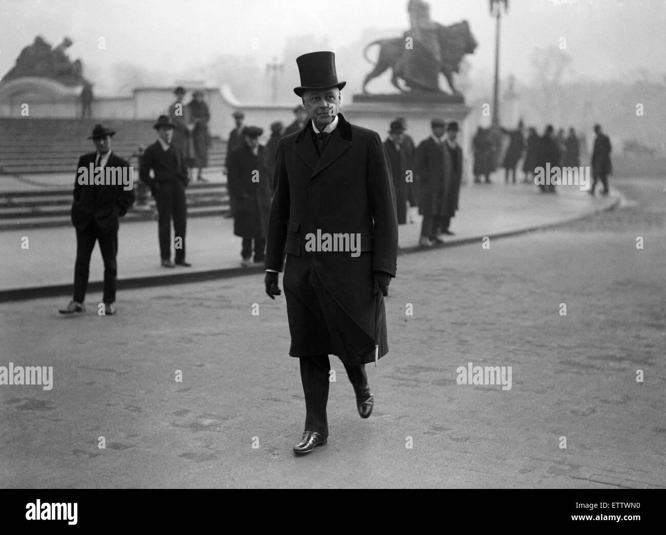 British Home Secretary Sir William Joynson-Hicks lascia Buckingham Palace come i conservatori tornare al potere dopo la loro schiacciante vittoria nelle elezioni politiche. Il 2 novembre 1924. Foto Stock