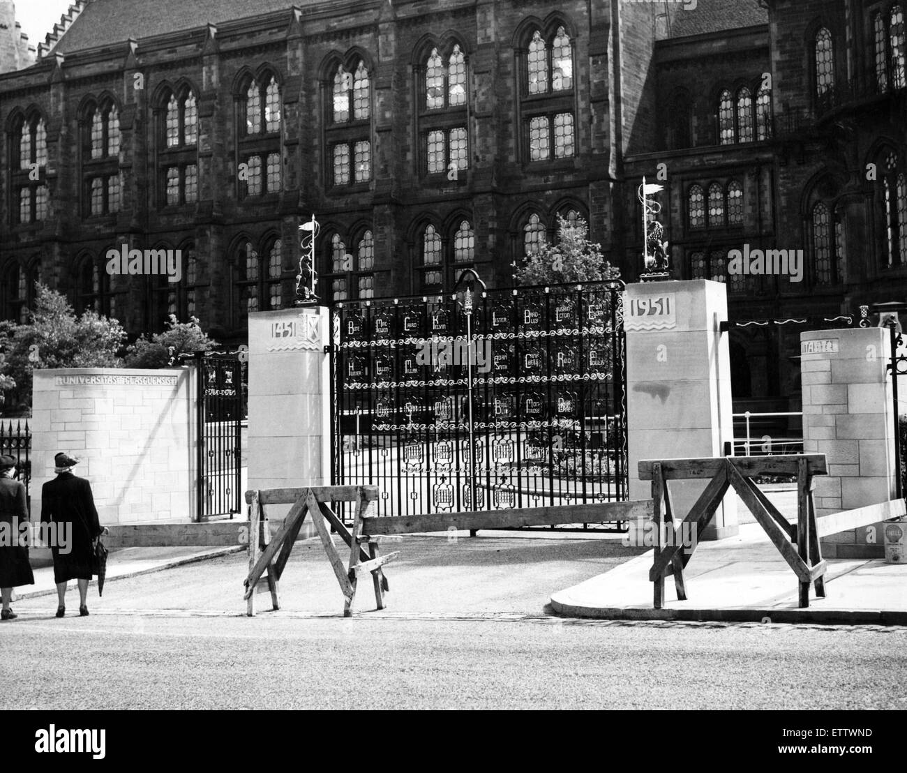 Il nuovo memoriale Gates all'Università di Glasgow. Essi sono stati presentati all'Università da parte del Consiglio Generale il 18 giugno 1952, per onorare i ventinove eminenti figure della università del primo cinquecento anni. Le porte sono state progettate dall'architetto un gra Foto Stock