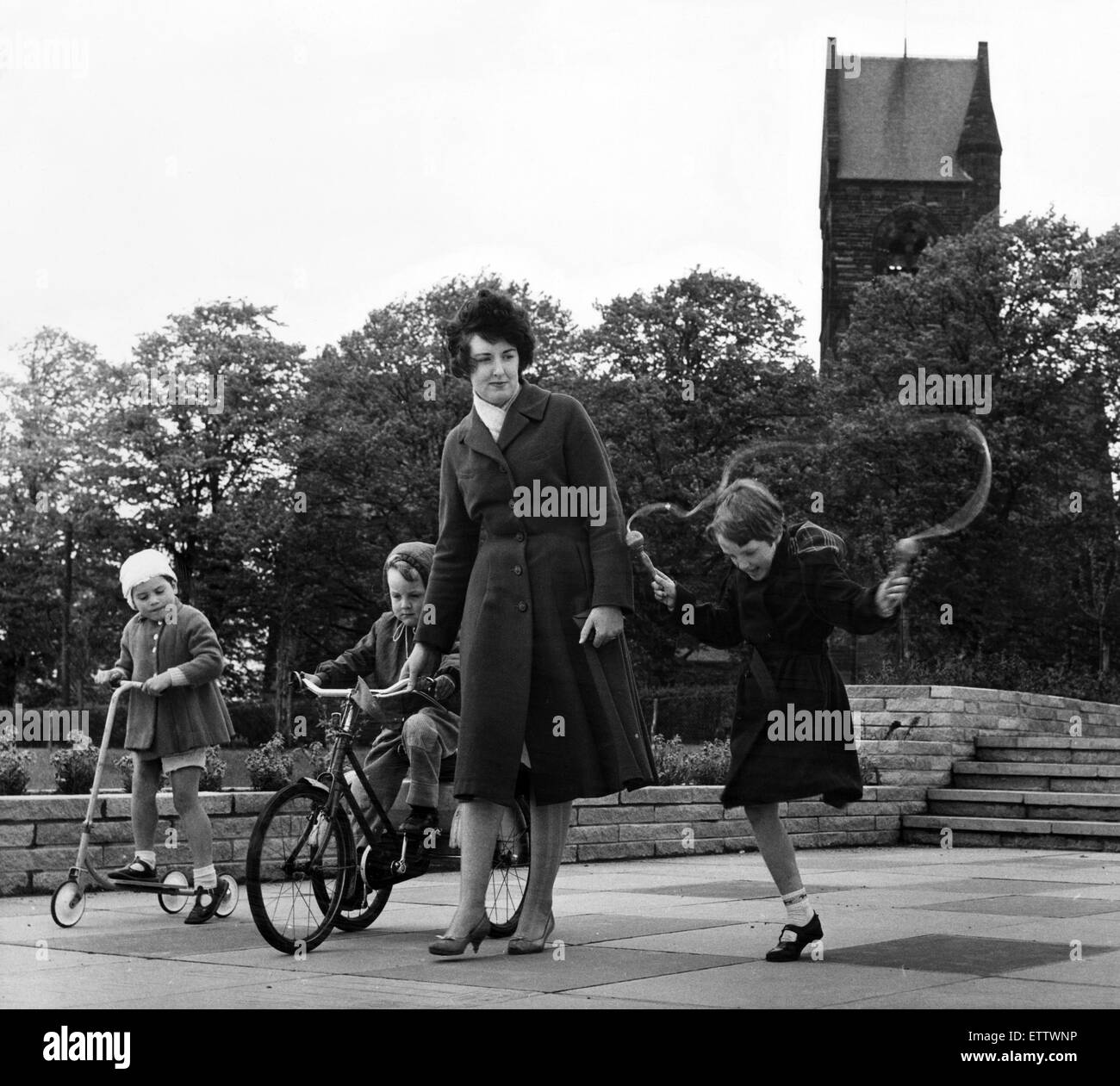 La signora Alma Crebbin prende i suoi bambini e di un vicino di bambino per una passeggiata in uno dei Kirkby della nuovissima parchi - St. Chad's Gardens. Il 25 maggio 1962. Foto Stock