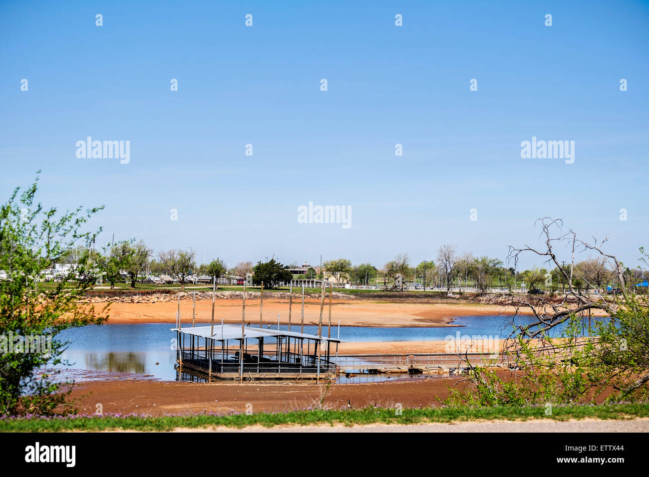 Un dock di pesca in colpita dalla siccità Hefner lago nella città di Oklahoma, Oklahoma, Stati Uniti d'America. Foto Stock