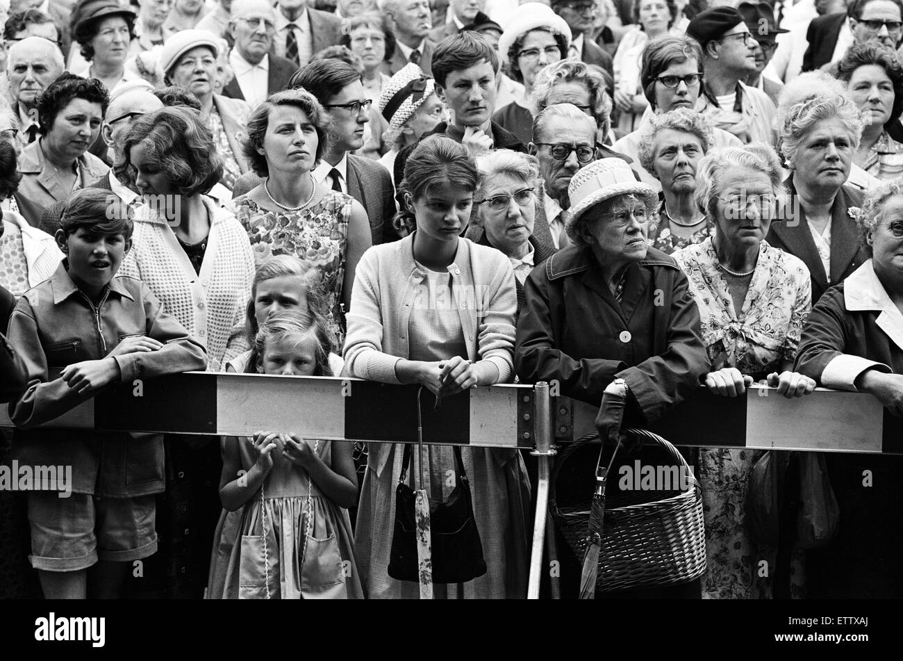 Una folla in ascolto al Primo Ministro conservatore Alec Douglas-Home a Ongar. In questo caso il signor Austen Brooks, un membro della Lega di Empire lealisti, heckled Signor Douglas-Home. Il 27 luglio 1964. Foto Stock