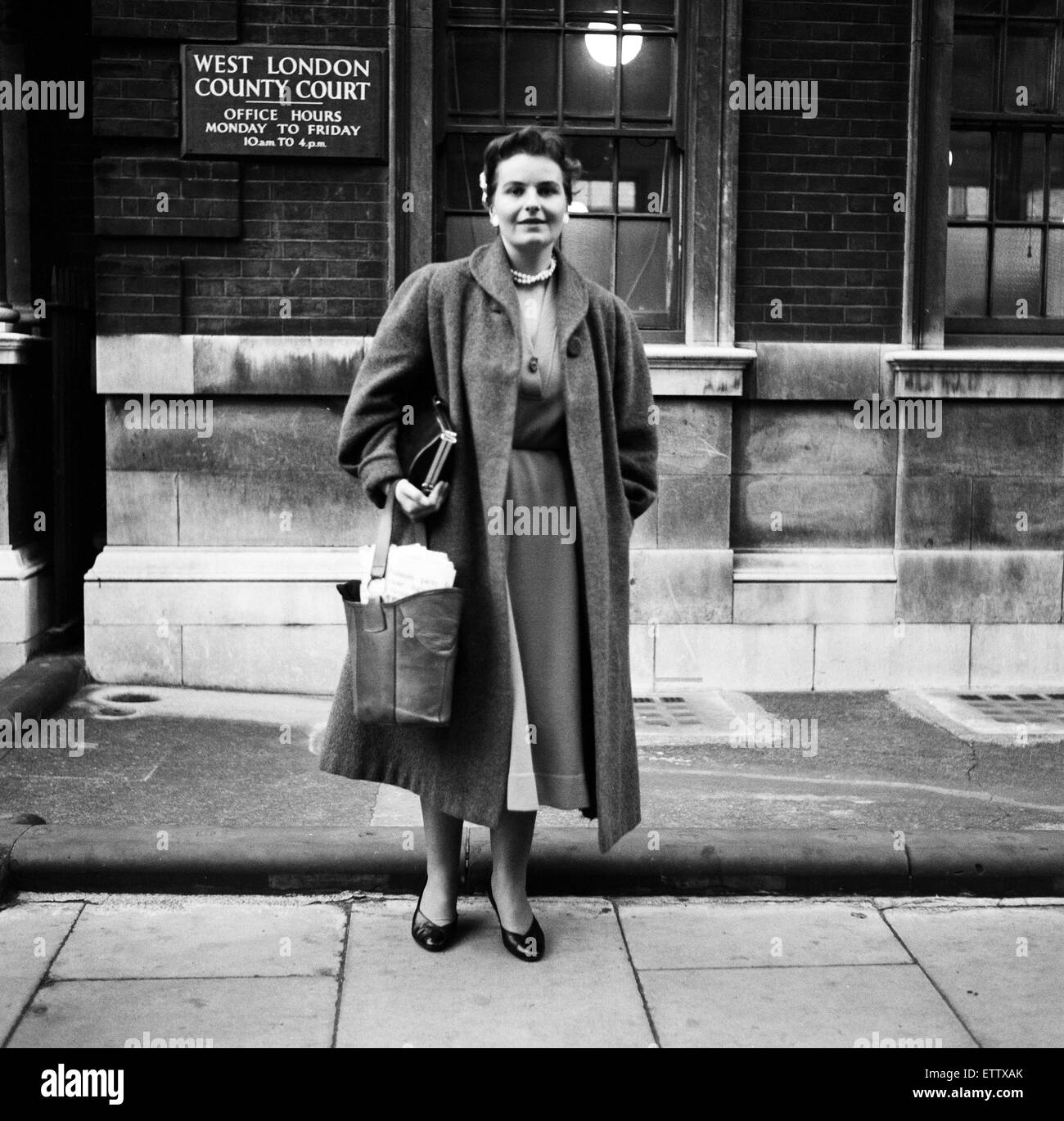 Miss Leslie Greene, la donna che ha interrotto il Premier a una donna di organizzazione conservatrice incontro presso la Royal Albert Hall di Londra ed è stato trascinato fuori dai partecipanti. Nella foto, lasciando a West London County Court dopo il suo caso per una rivendicazione per ¿101 danni Foto Stock