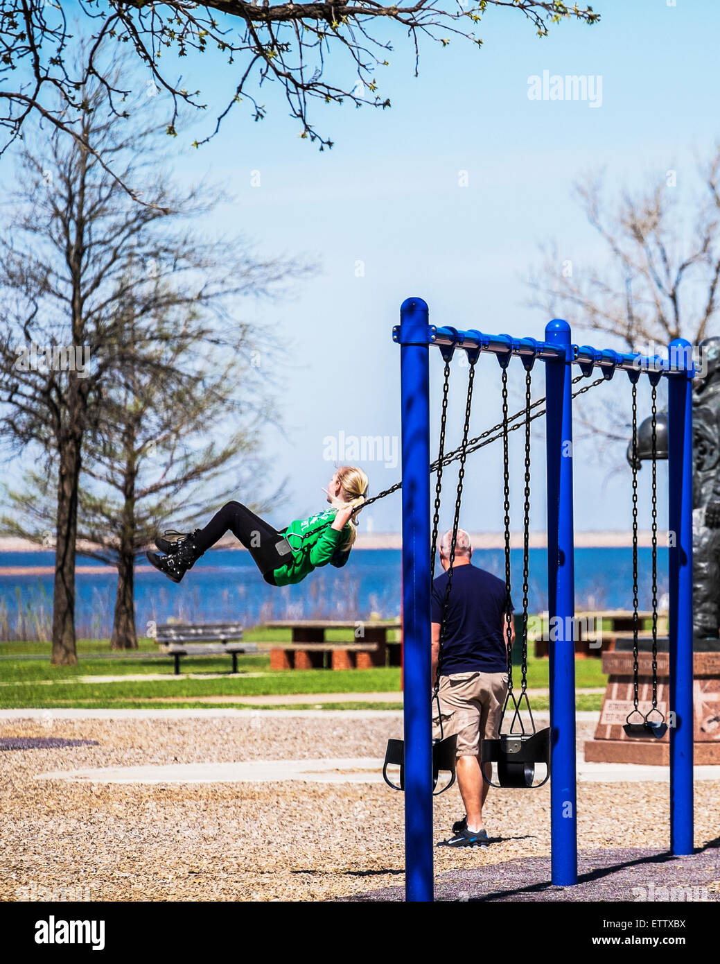 Un Caucasian padre e figlia godetevi il parco giochi presso un parco pubblico nella città di Oklahoma, Oklahoma, Stati Uniti d'America. Foto Stock