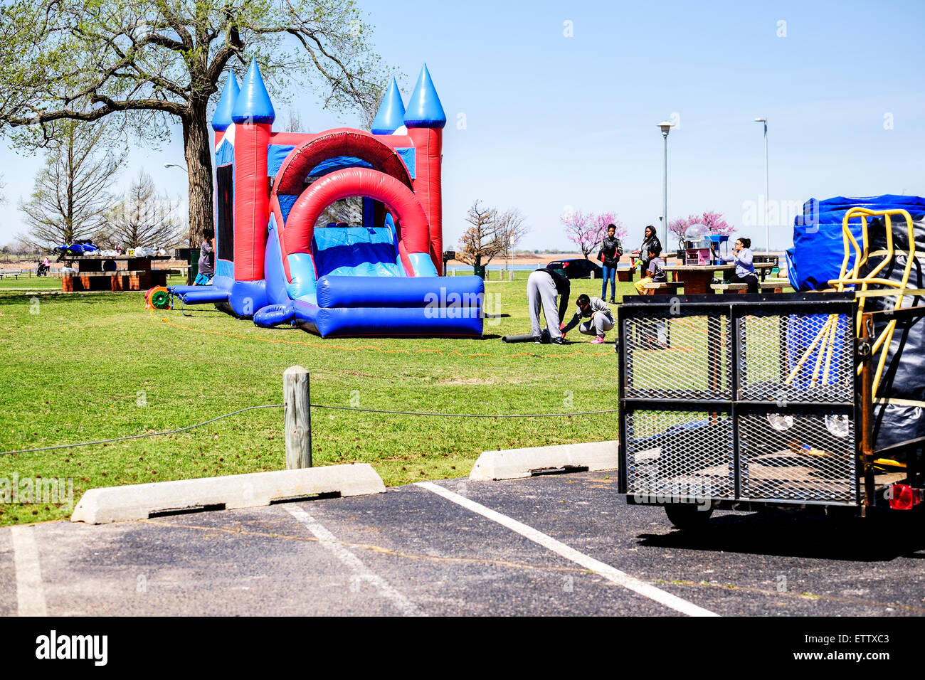 Lavoratori installare un rimbalzo gonfiabile castello a stelle e strisce parco a lago Hefner nella città di Oklahoma, Oklahoma, Stati Uniti d'America. Foto Stock