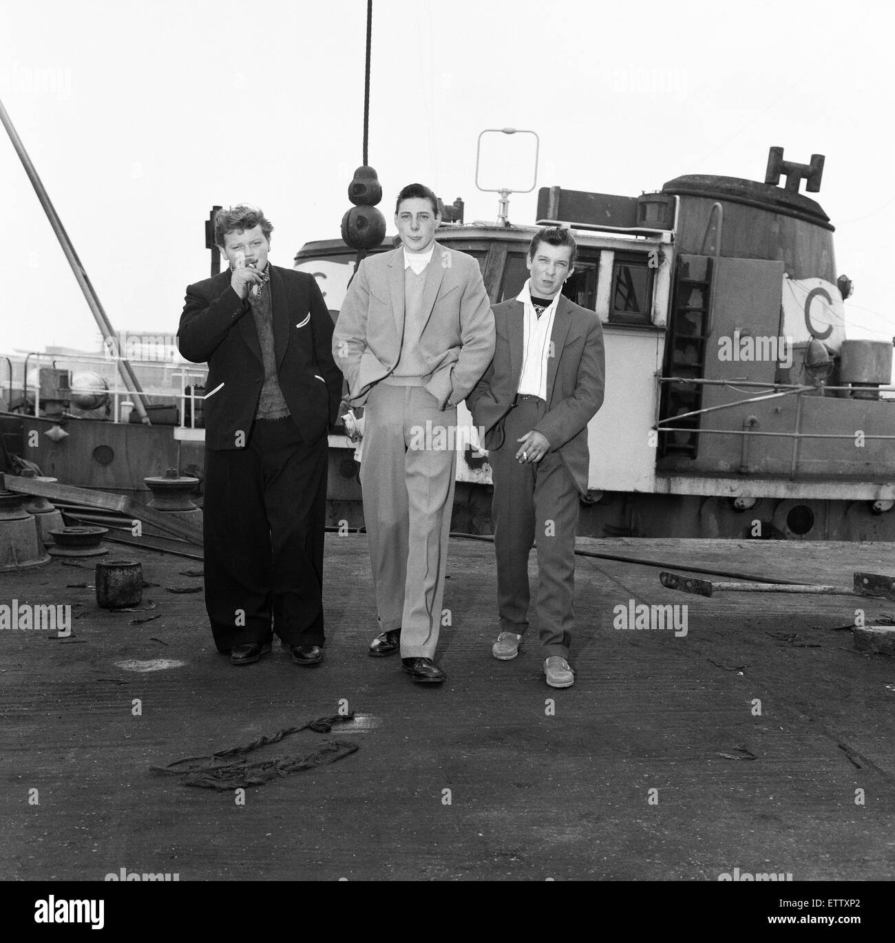 David Goldspink, 17, Ray Winney, 16 e Johnny Ball, 16, sul peschereccio da traino " gamberi di fiume' dopo la modifica nella loro tute. 'Dockside Dandies' a Lowestoft, Suffolk. 16 maggio 1962. Foto Stock