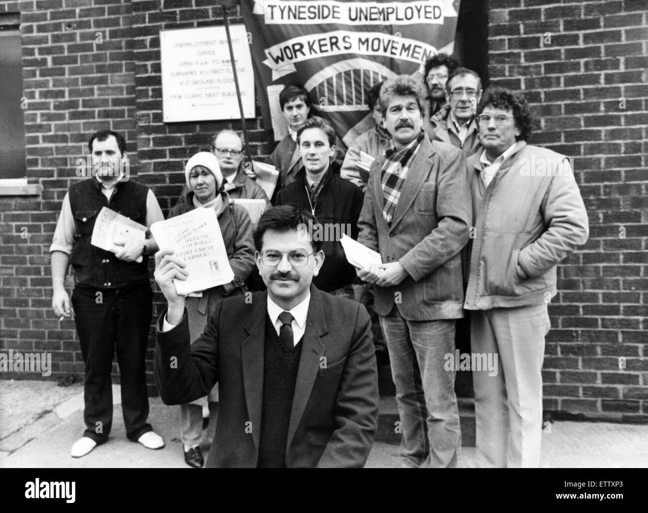 Stephen Byers è un lavoro politico del partito che è stato il MP per North Tyneside dal 1997 al 2010, e nel Parlamento precedente, dal 1992 ha rappresentato Wallsend. Nella foto con i membri della Tyneside disoccupazione del movimento operaio. Il 3° dicembre 1987. Foto Stock