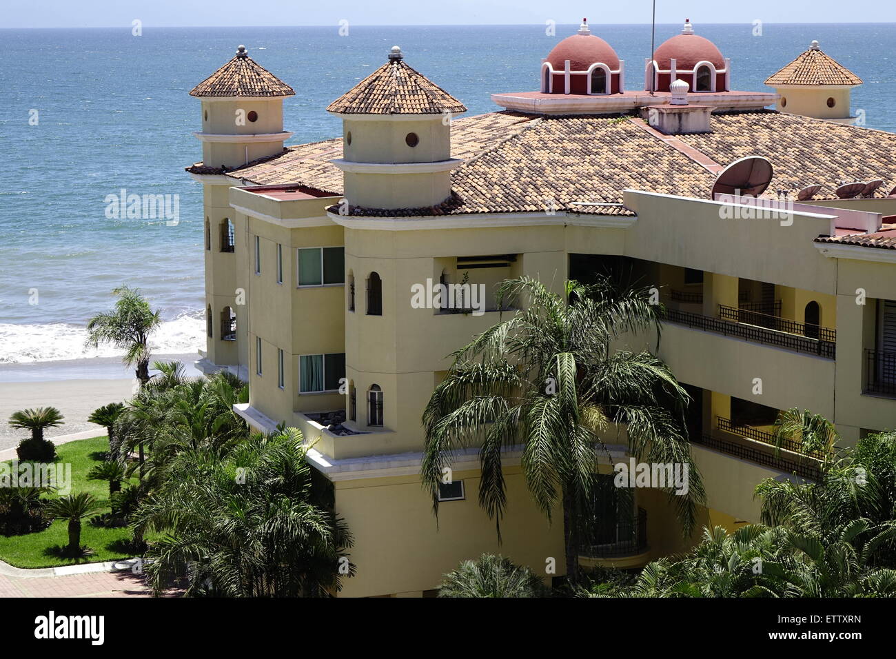 Edifici con cupole, parte di Velas Vallarta Resort, Puerto Vallarta, Messico Foto Stock