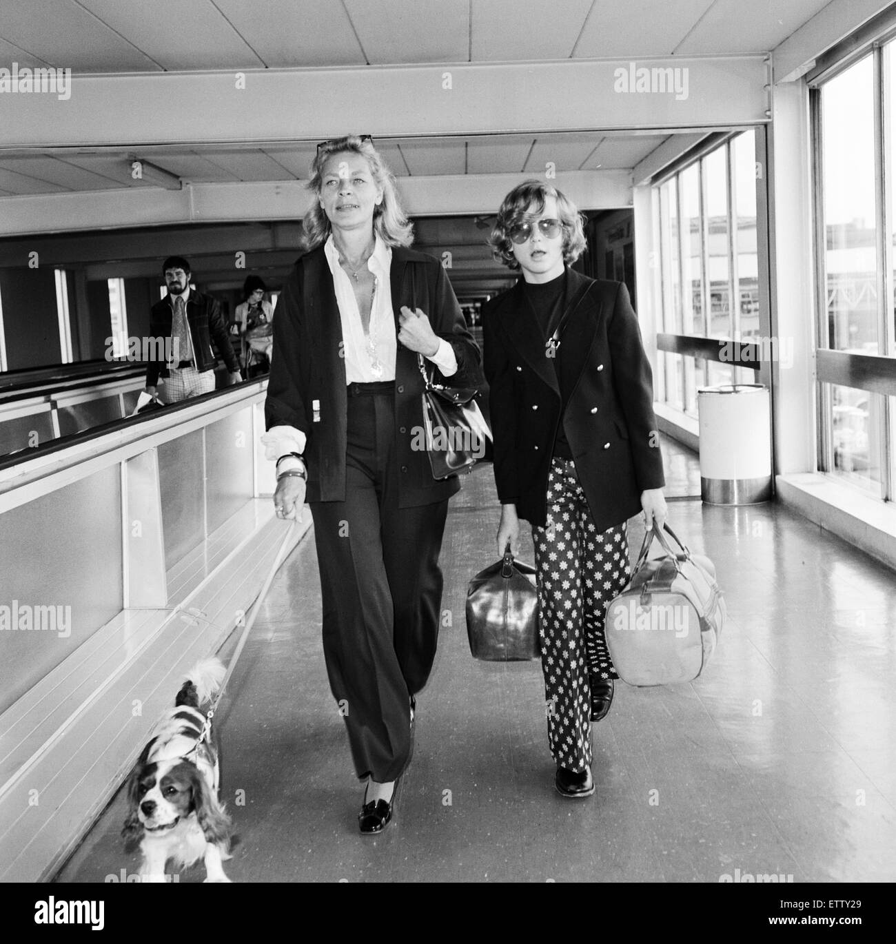 L'attrice Lauren Bacall all'aeroporto di Heathrow con suo figlio Sam (12), lasciando per New York con il loro cane un King Charles Spaniel (Cavalier) chiamato Blenheim. Il 3 settembre 1974. Foto Stock