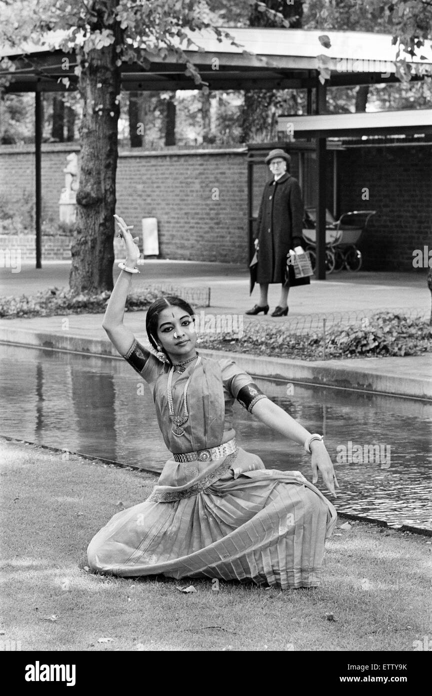 Indiano ballerini classici, Londra, 28 agosto 1965. Ballerina tiene una posa come anziani donna inglese guarda a. Foto Stock