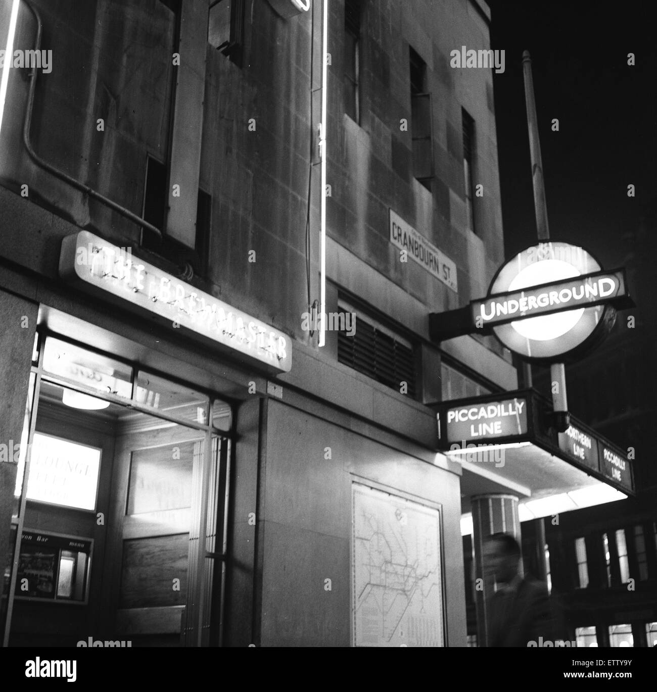 Il mastro birraio pub e la stazione della metropolitana di Leicester Square nell'angolo di Cranbourn Street. 22 Settembre 1961 Foto Stock