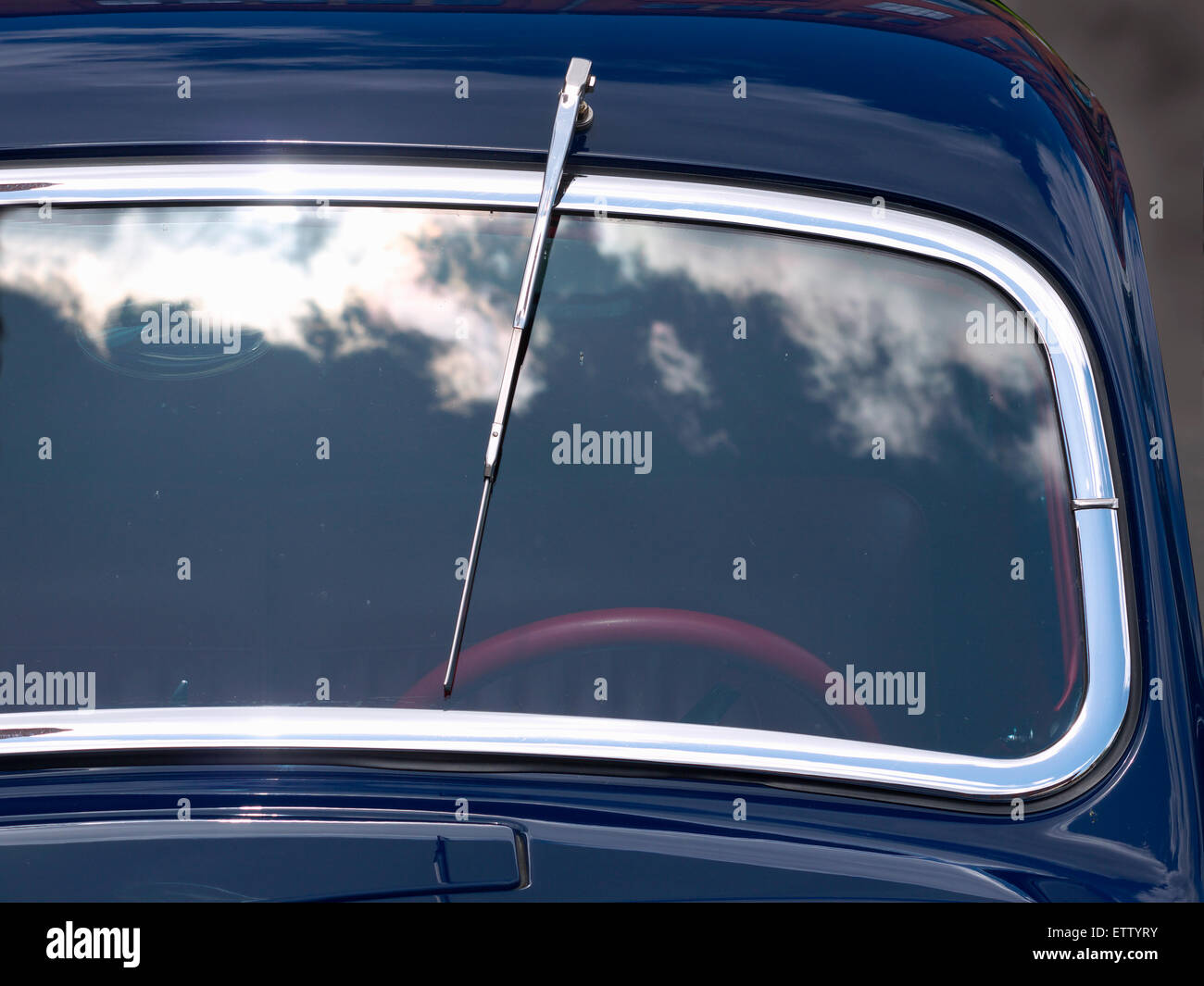 Parabrezza con tergivetro anteriore della Mercedes auto d'epoca Foto stock  - Alamy