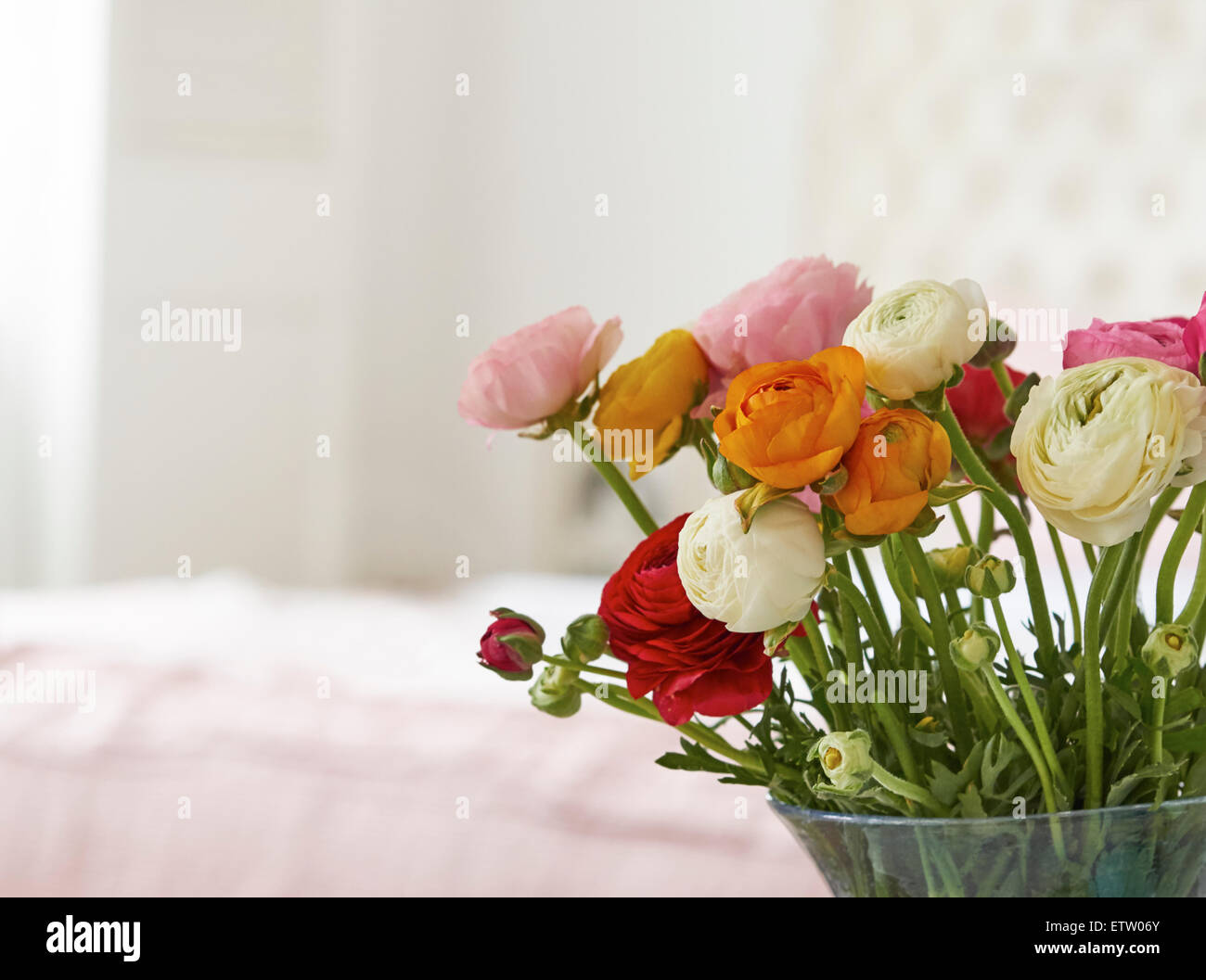 Vaso con mazzetto di roselline Foto Stock