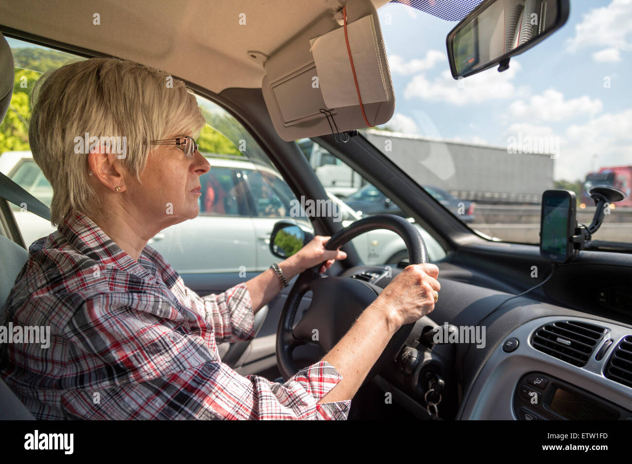 La Germania, il Land Brandeburgo, senior donna alla guida di auto in autostrada Foto Stock