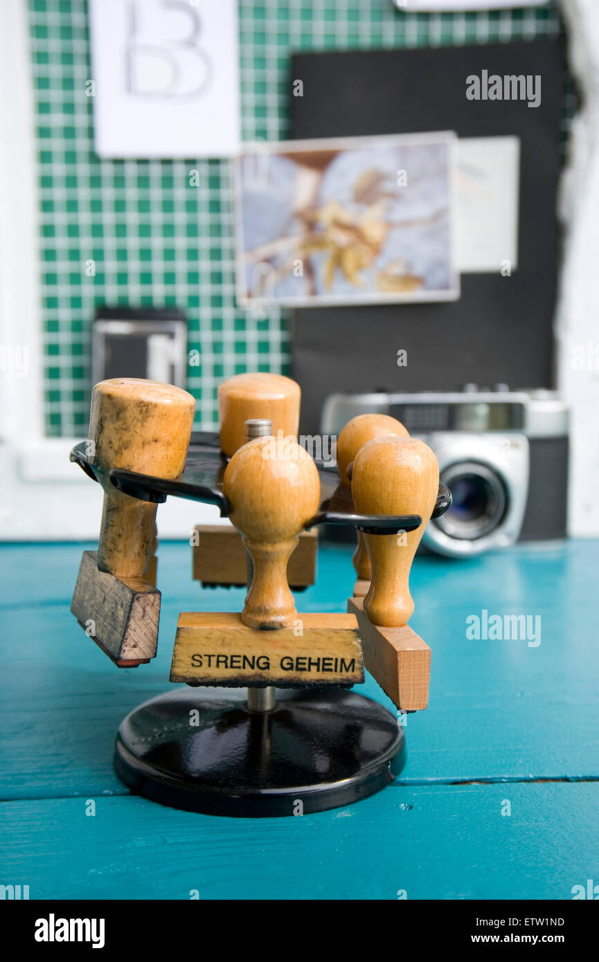 Timbro rack con il vecchio scaffalature in legno Foto Stock