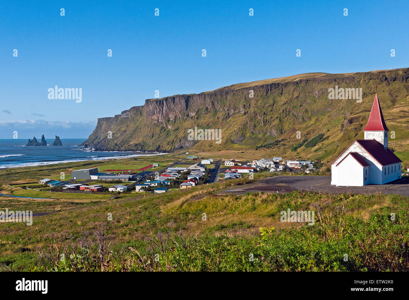 L'Islanda, Vik, vista del villaggio e chiesa Foto Stock