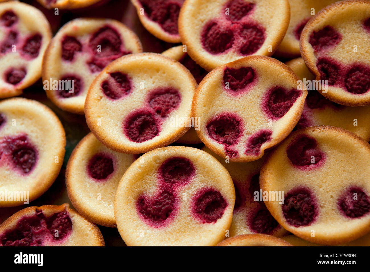 Rustico torte di ciliegia su un mercato in stallo Foto Stock