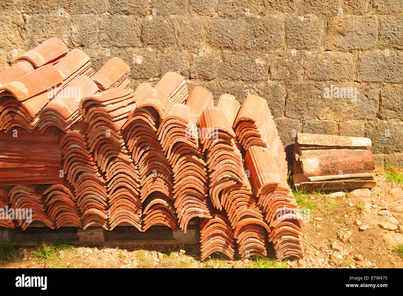 Argilla tegole del tetto sono comuni nelle località di mare del Mediterraneo. Foto Stock