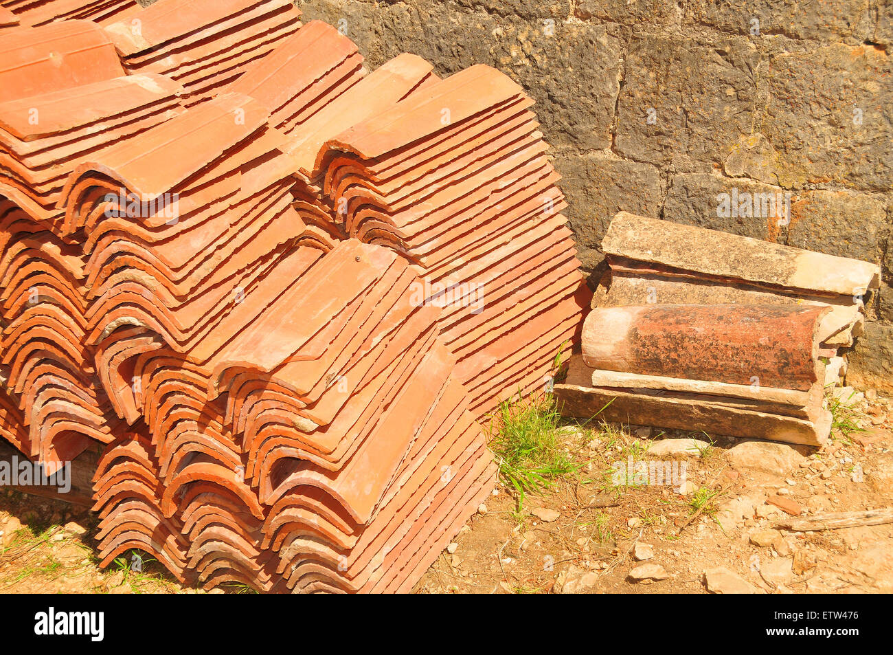 Argilla tegole del tetto sono comuni nelle località di mare del Mediterraneo. Foto Stock