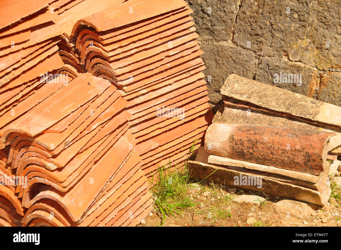 Argilla tegole del tetto sono comuni nelle località di mare del Mediterraneo. Foto Stock