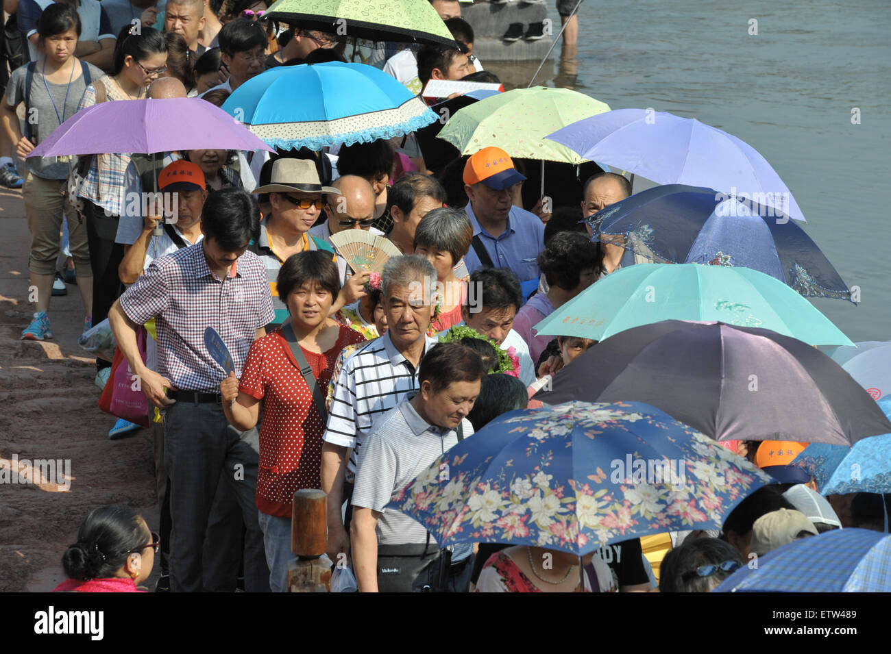 Fenghuang. 16 Giugno, 2015. I turisti di visitare il borgo antico di Fenghuang centrale nella provincia cinese di Hunan Giugno 16, 2015. Fenghuang vide 4.7588 milioni di visitatori nei primi cinque mesi di quest'anno, guadagnando 4,05 miliardi di yuan (652.455 milioni di dollari) di ricavi, fino 35,16 percento e 49.06% rispettivamente. Credito: lunga Hongtao/Xinhua/Alamy Live News Foto Stock