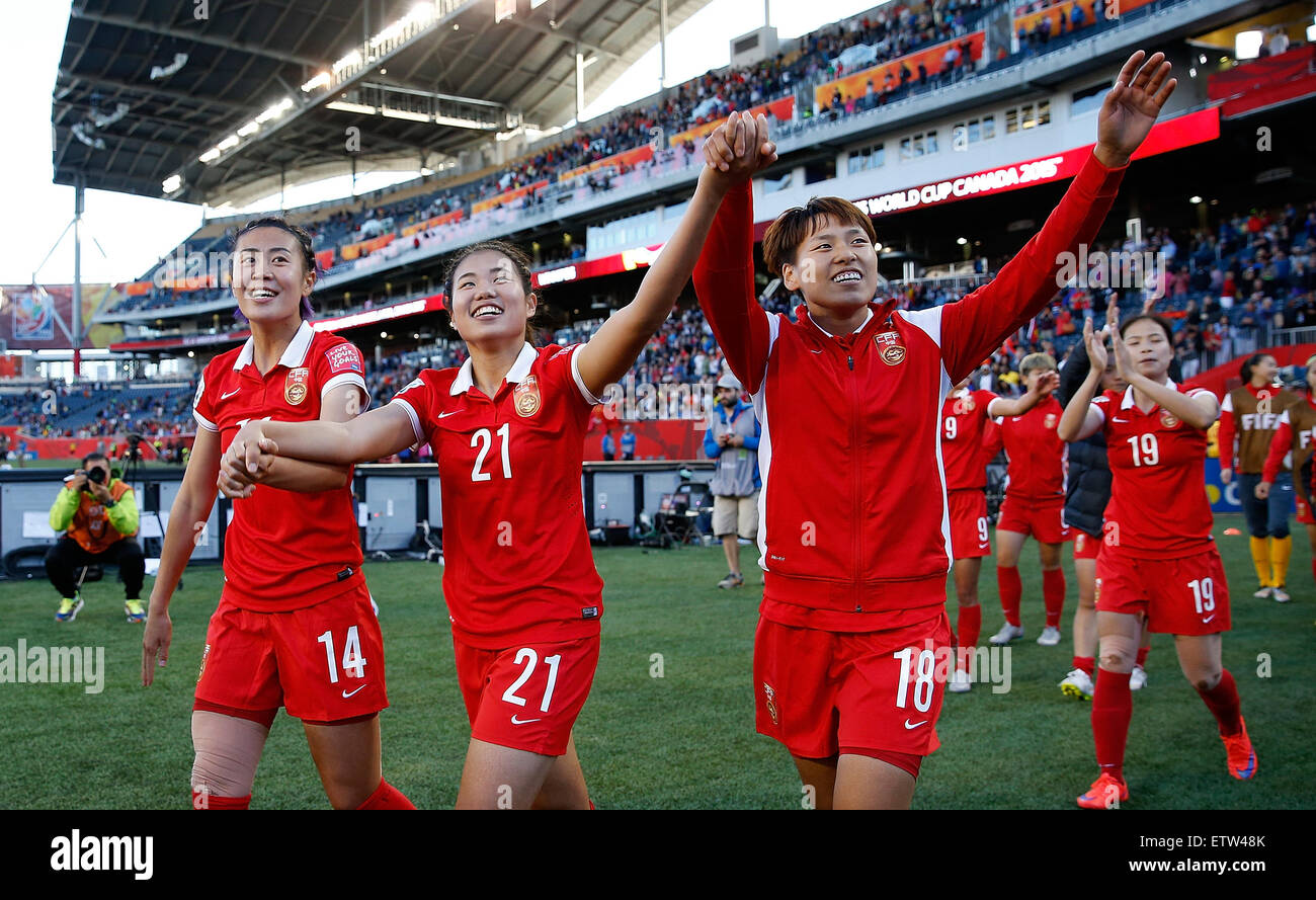 Winnipeg, Canada. Il 15 giugno, 2015. Zhao Rong, Wang Lisi e Han Peng (L-R) della Cina salutare il pubblico dopo il gruppo di un match tra Cina e Nuova Zelanda al Winnipeg Stadium di Winnipeg, Canada, il 15 giugno 2015. La partita si è conclusa con un pareggio per 2-2. Cina avanzate per il round di 16. Credito: Wang Lili/Xinhua/Alamy Live News Foto Stock